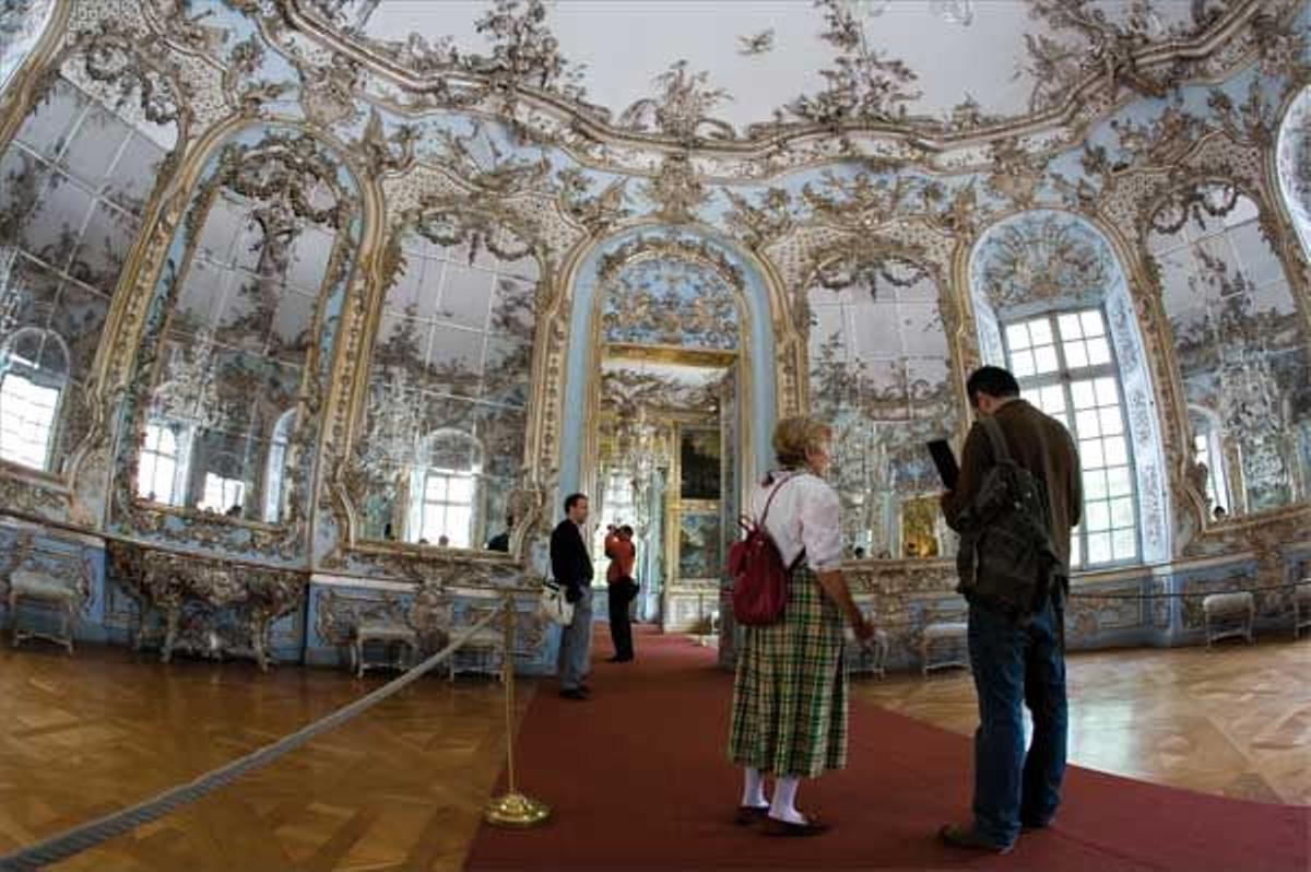 El Castillo de Nymphemburg
destaca por sus fachadas
barrocas, que se reflejan en
las aguas de un arm