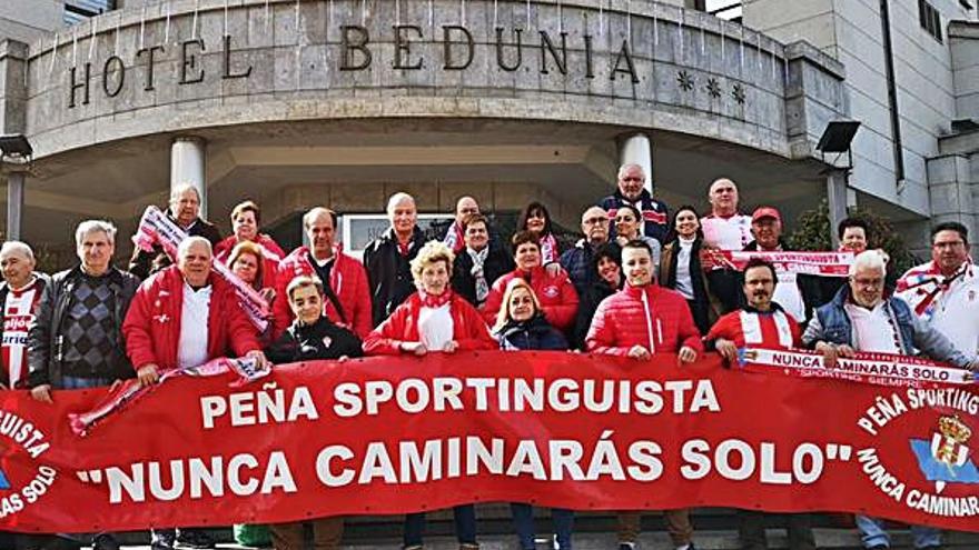 Por la izquierda, miembros de las peñas Sentimiento Rojiblanco, Nunca Caminarás Solo y La 1905, el pasado año en Ponferrada. | LOF