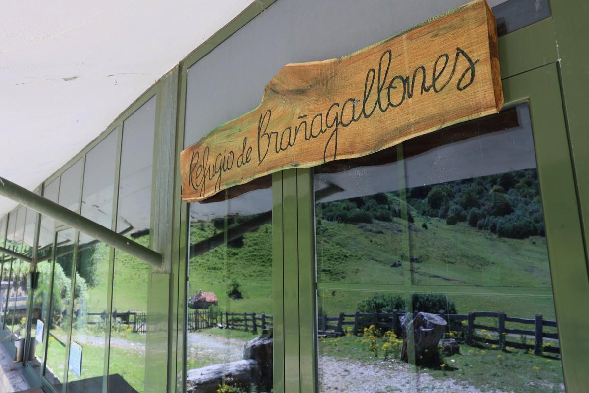 La entrada al refugio de Brañagallones.