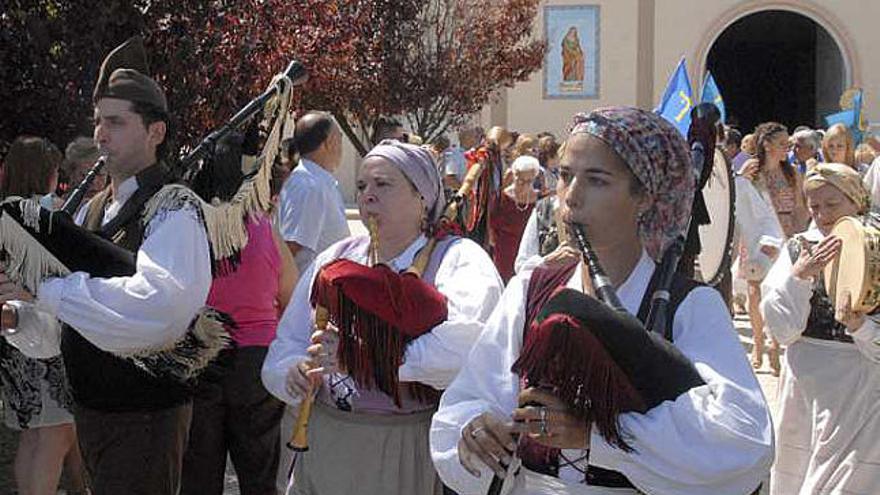 El Centro Asturiano celebra &quot;La Santina&quot; con procesiones y una comida de hermandad