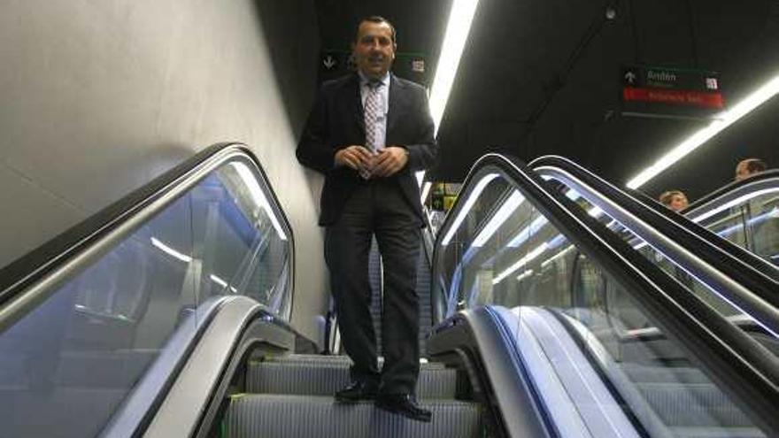 José Luis Ruiz Espejo desciende por las escaleras mecánicas de la estación del metro de El Perchel.