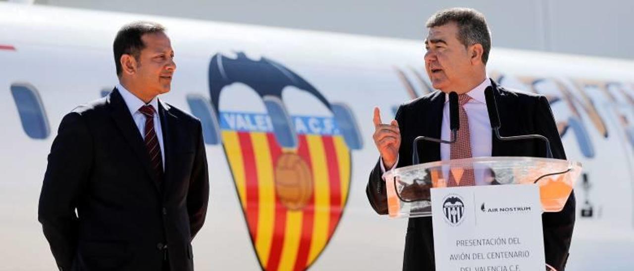 Carlos Bertomeu, con el presidente del Valencia CF, Anil Murthy.