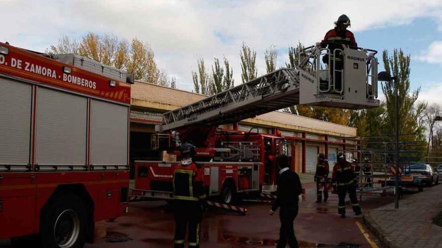 Los bomberos actúan en el lugar del incendio el pasado miércoles por la tarde.