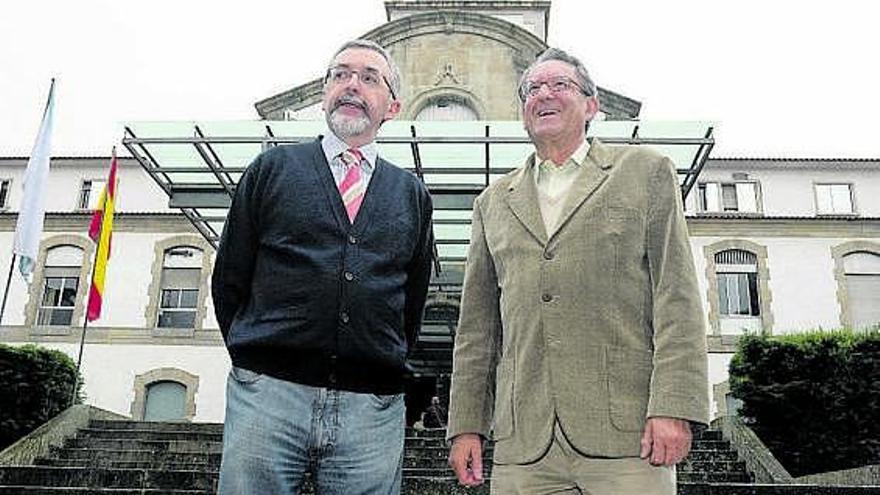 Los médicos Javier Vázquez Sanluis, a la izquierda, y Fernando Filgueira, a las puertas del hospital.