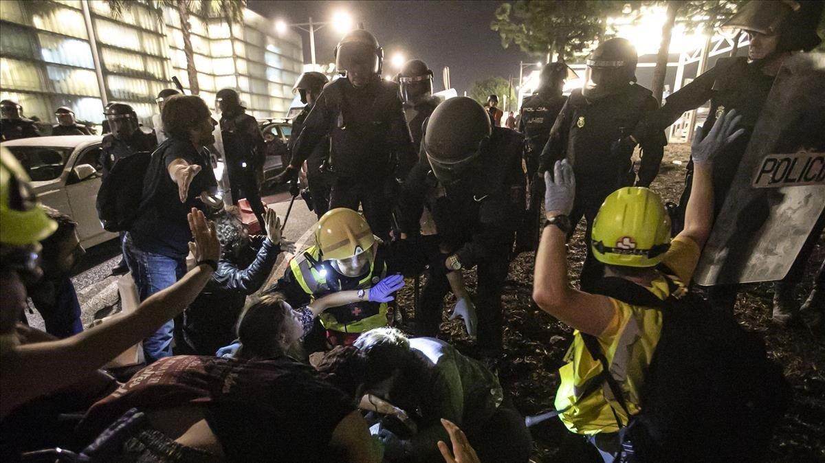 Atención de uno de los heridos en el aeropuerto de Barcelona, este lunes.