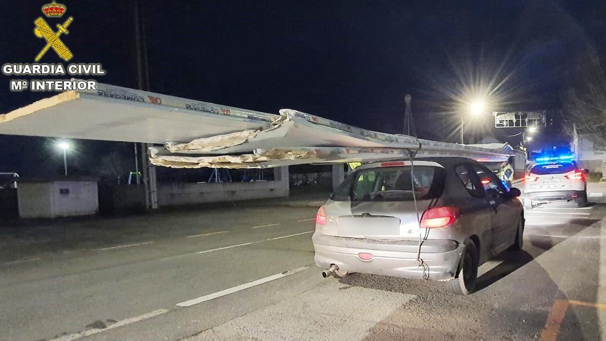 La Guardia Civil detiene al conductor con el tablero de 8 metros sobre el coche en Cambados