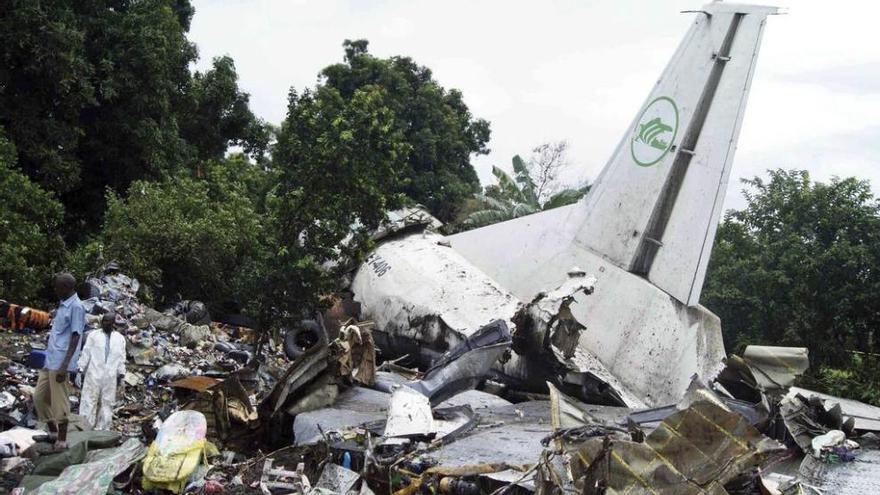 Unos investigadores, entre los restos del avión siniestrado en Sudán del Sur.