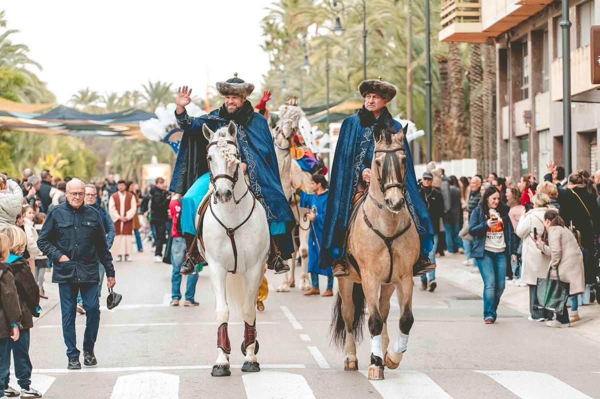 Los Reyes Magos llegan en dromedario a Elche