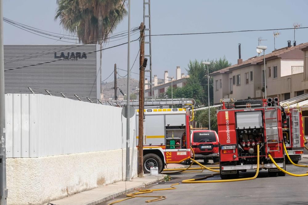 Los Bomberos han pedido a los vecinos que cierren puertas y ventanas para evitar el humo