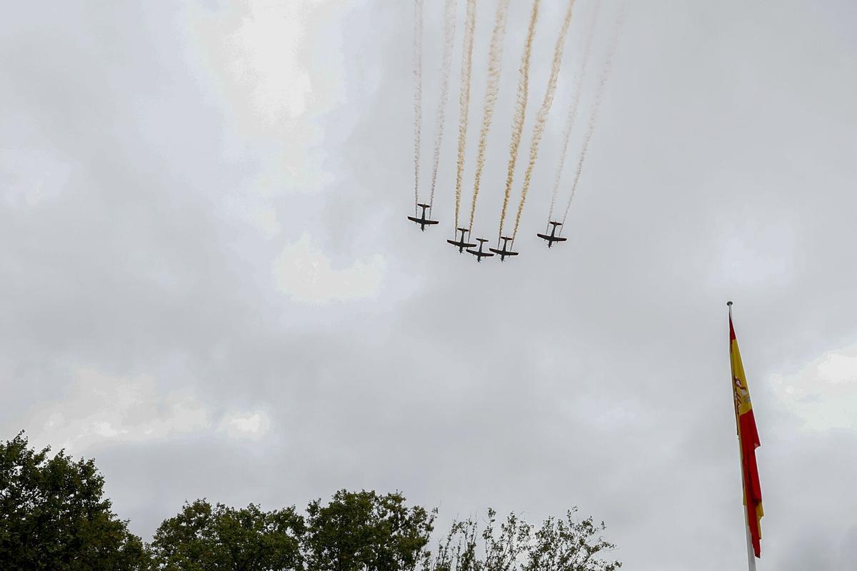 MADRID, 12/10/2025.- Vista de la formación Mirlo, compuesta por cinco Pilatus PC-21 de la Academia General del Aire y del Espacio durante el desfile de las Fuerzas Armadas con motivo de la Fiesta Nacional este domingo en Madrid. EFE/ Chema Moya