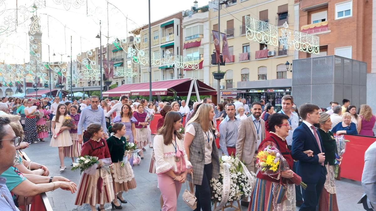 Numerosas personas participaron en la ofrenda floral.