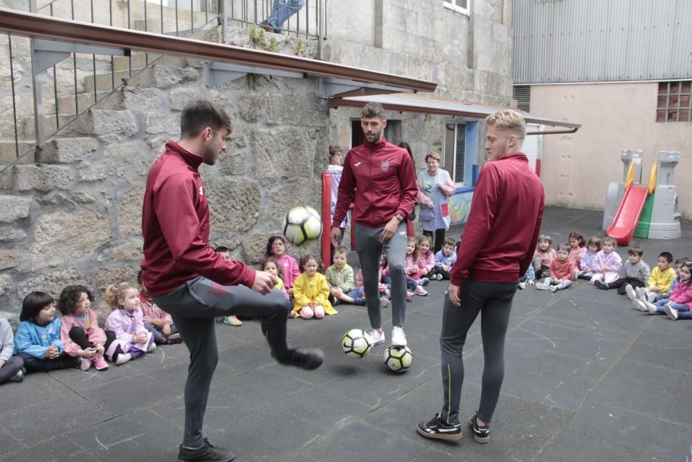 El Pontevedra anima a los niños de Marín a practicar deporte