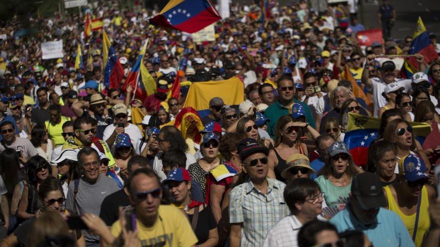 Cientos de personas marchan en Madrid por un referéndum revocatorio a Maduro