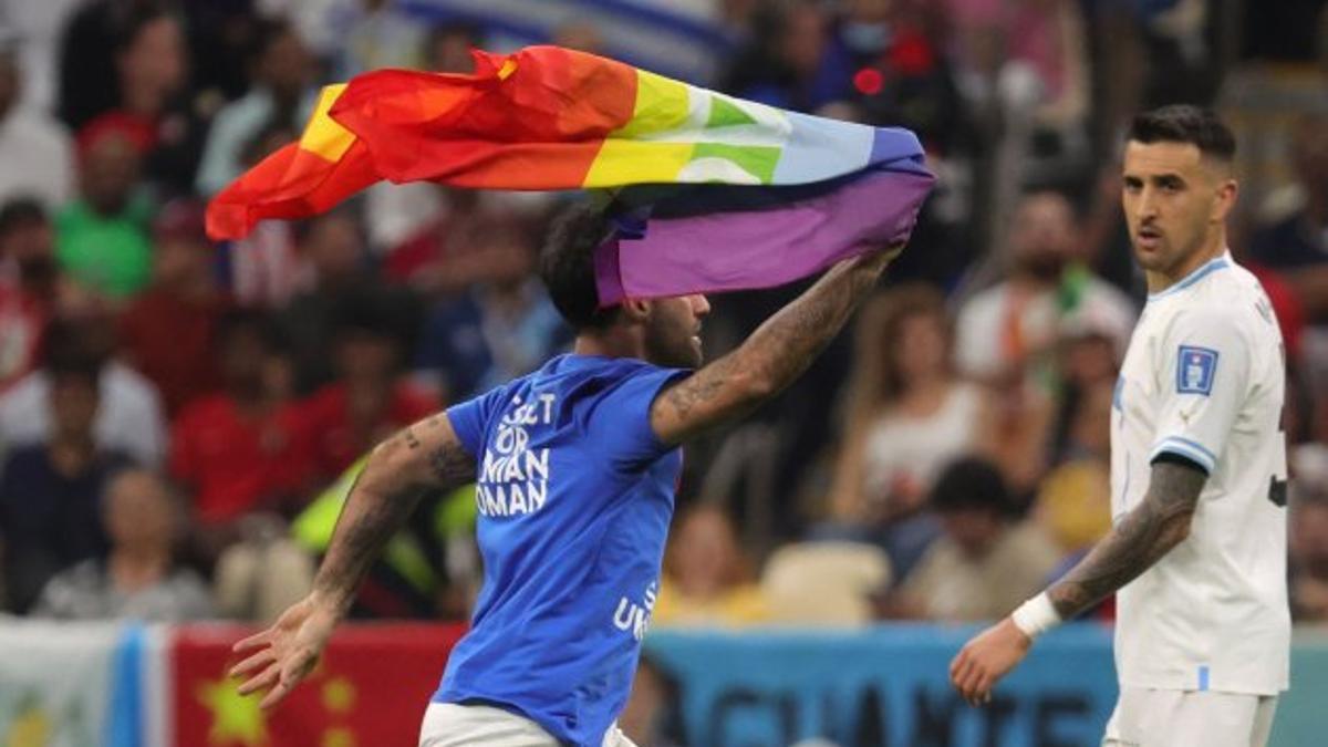 ¿Quién es el espontáneo que saltó con la bandera arcoiris de la paz en el Portugal-Uruguay?