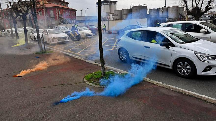 Botes de humo lanzados durante la protesta.  | // C. PARDELLAS