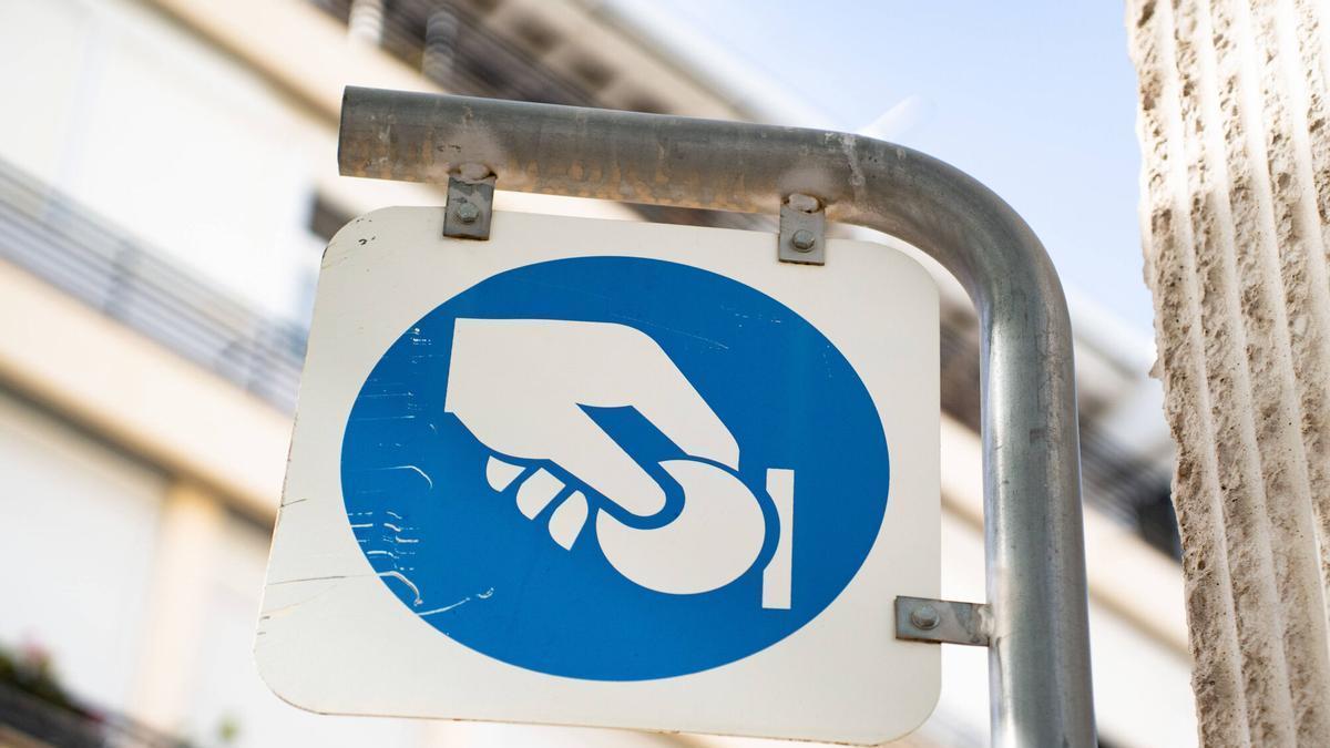 Cartel de señalización de zona azul de estacionamiento regulado en la vía pública.