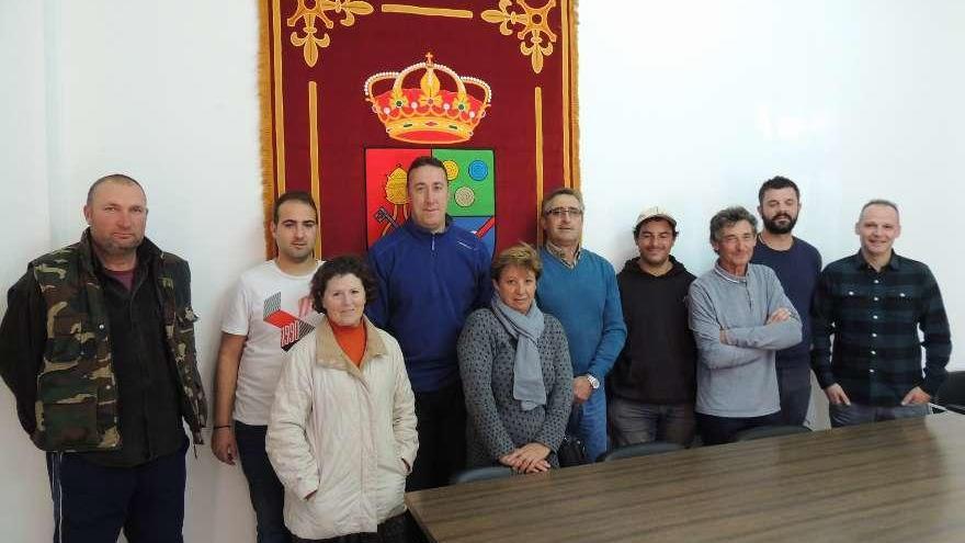 Los participantes en el taller de empleo de San Pedro de Ceque, junto al alcalde, en la mañana de ayer.