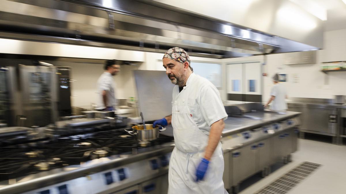 Un cocinero se desplaza por la cocina de un centro hospitalario español.