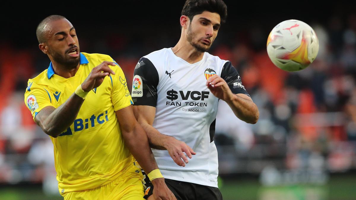 Guedes disputa una pelota con Akapo