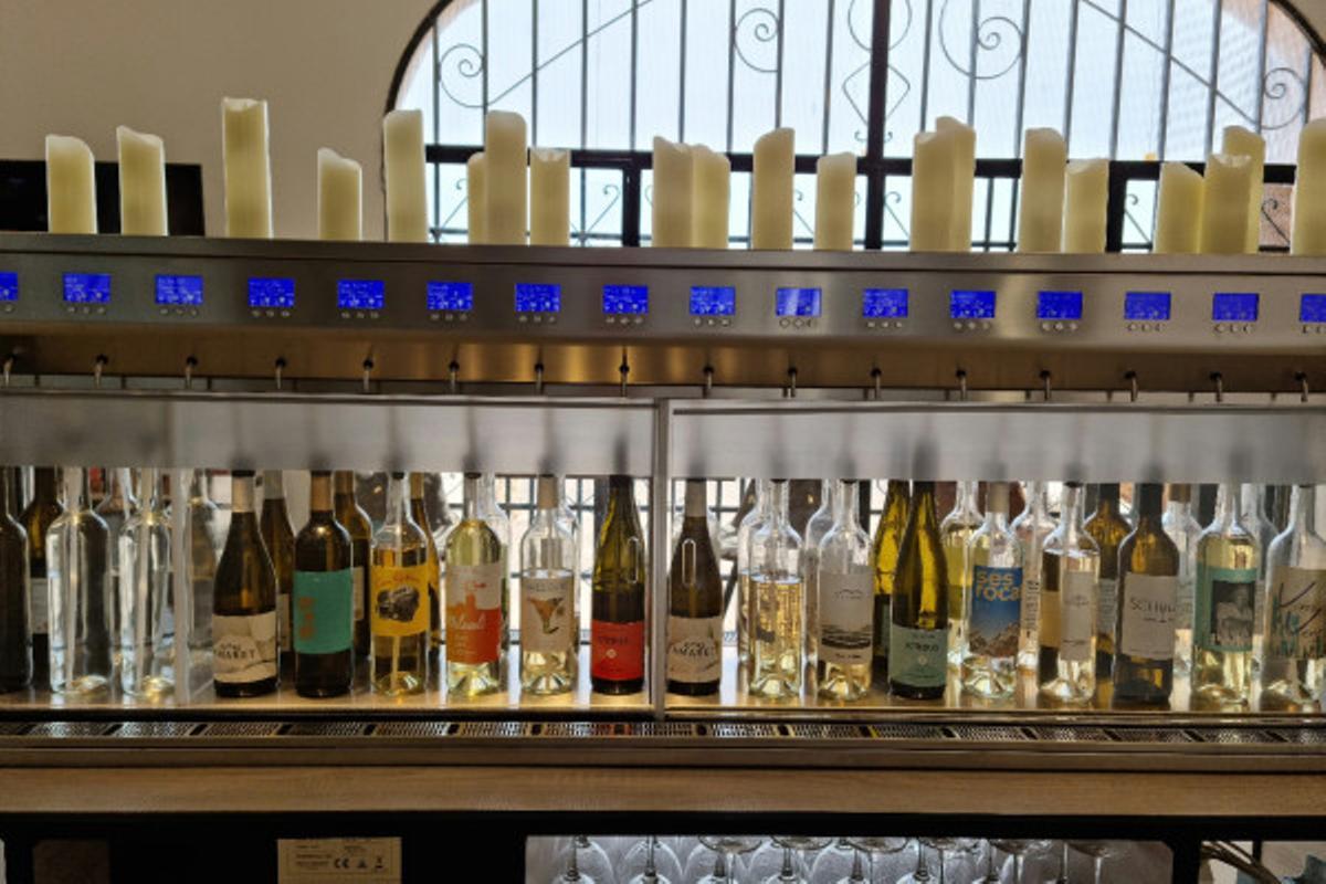 Drei aus 72 – beim Château Vino de la Isla gibt es unkompliziertes Weintasting zum Selberabfüllen.