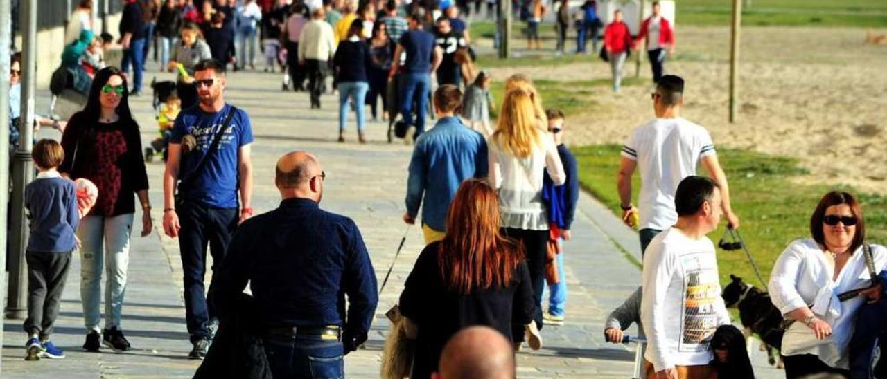 El buen tiempo de ayer animó mucho el ambiente en las calles arousanas. // Iñaki Abella