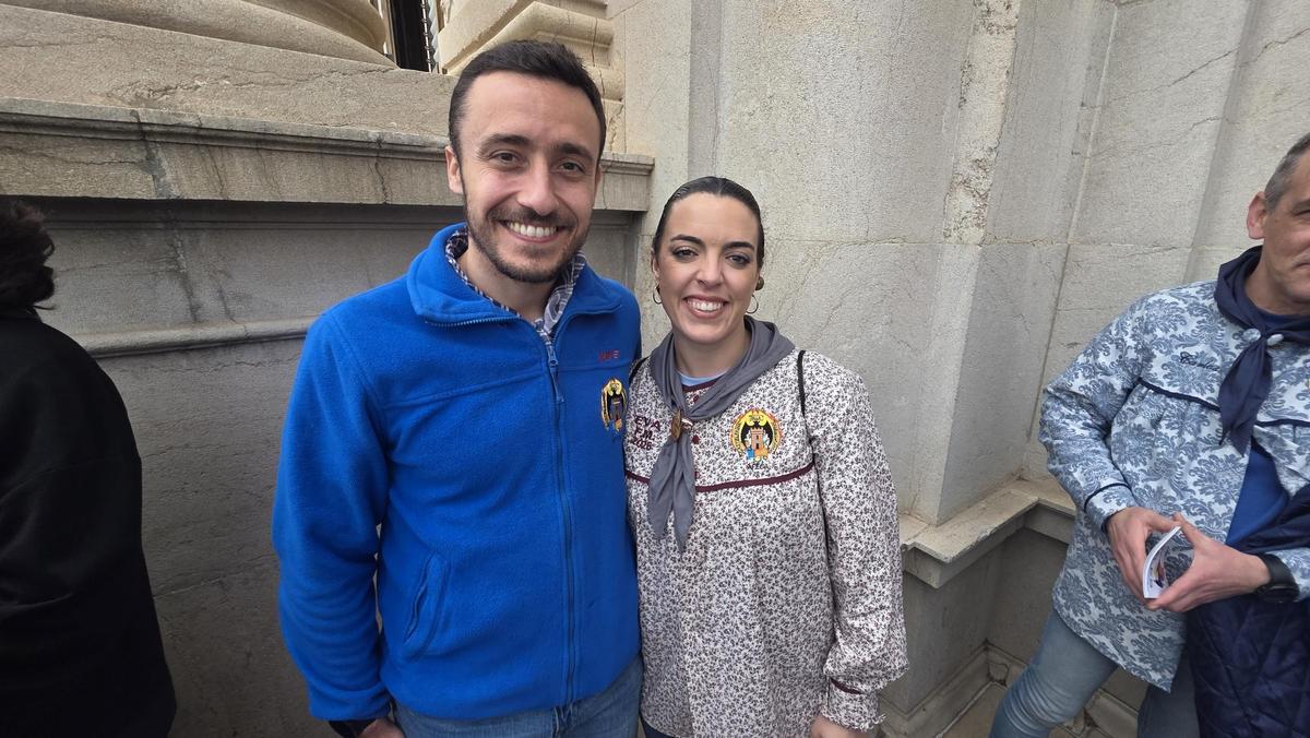 Dos falleros de Castielfabib-Marqués de San Juan, incluyendo a su fallera mayor, que acudieron... al ganar dos de las invitaciones de Compromís Dos falleros de Castielfabib-Marqués de San Juan, incluyendo a su fallera mayor, que acudieron... al ganar dos de las invitaciones de Compromís