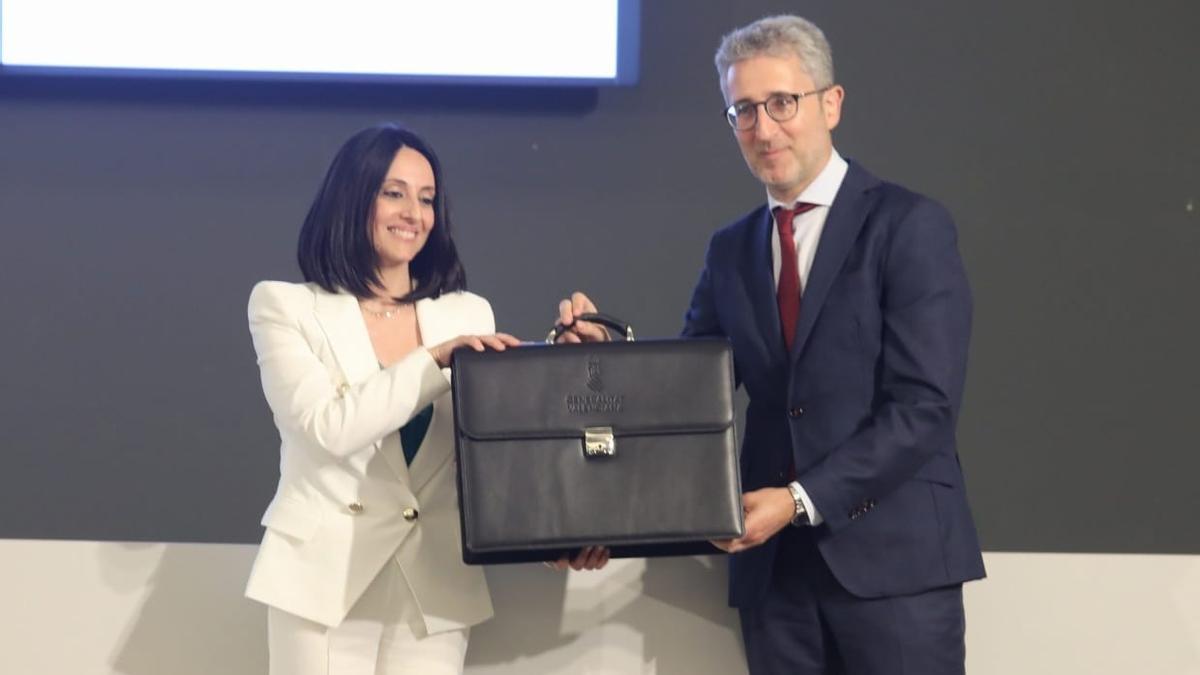 Rebeca Torró recibe la cartera de la Conselleria de Política Territorial de manos de Arcadi España.