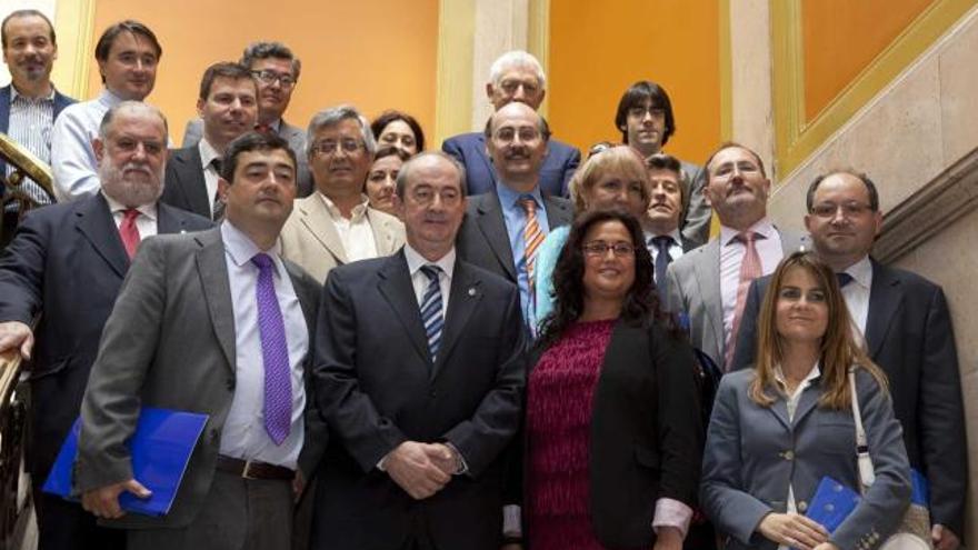 El jurado, ayer, recibido por Jaime Reinares, en el centro de la fotografía, en el Ayuntamiento de Oviedo.