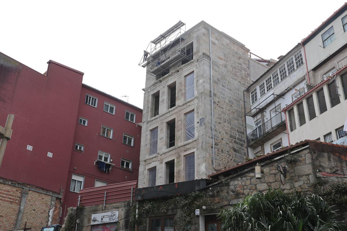 La fachada hacia Teófilo Llorente del nuevo hotel de la rúa Real, ya muy avanzada.