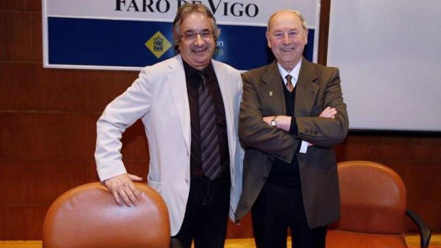 Carlos Barros (izquierda) fue presentado por el historiador y escritor Xoán Bernárdez.  // Marta G. Brea