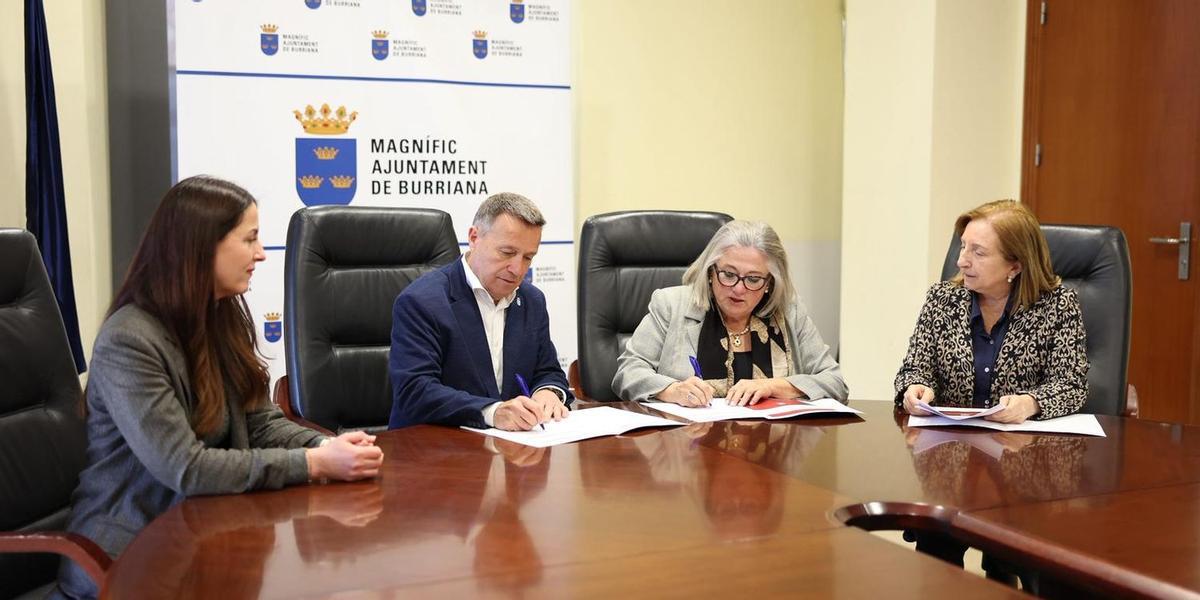 El alcalde de Burriana, Jorge Monferrer; y la presidenta de la Cámara de Comercio de Castellón, Mª Dolores Guillamón, en el momento de la firma del convenio entre ambas instituciones.