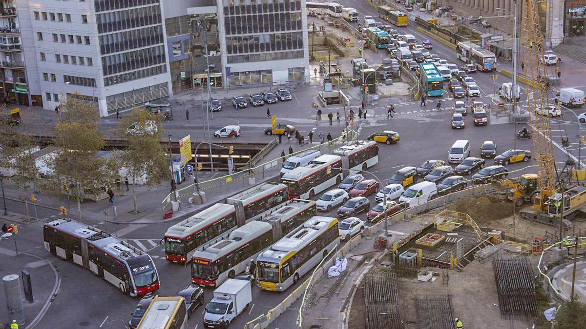 Autocares circulando por la plaza de Espanya, el pasado marzo