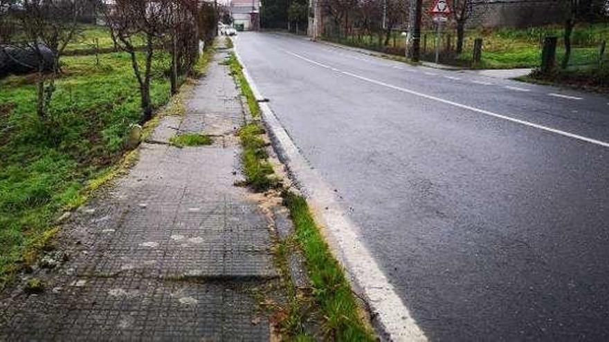 Baldosas hundidas en la acera de Freixeiro (Laro).