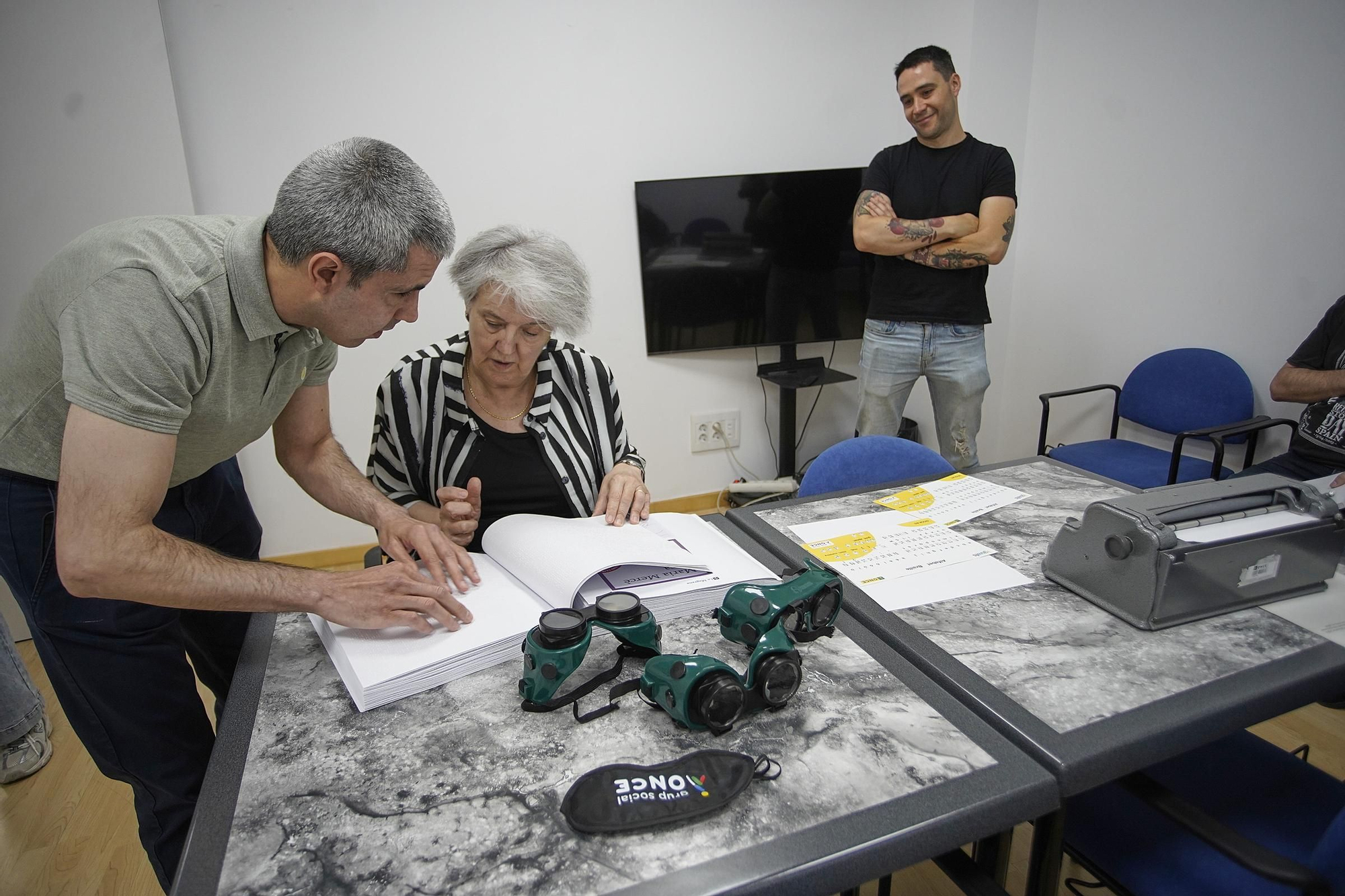 Les fotos de l’escriptora Maria Mercè Roca posant-se a la pell de les persones cegues