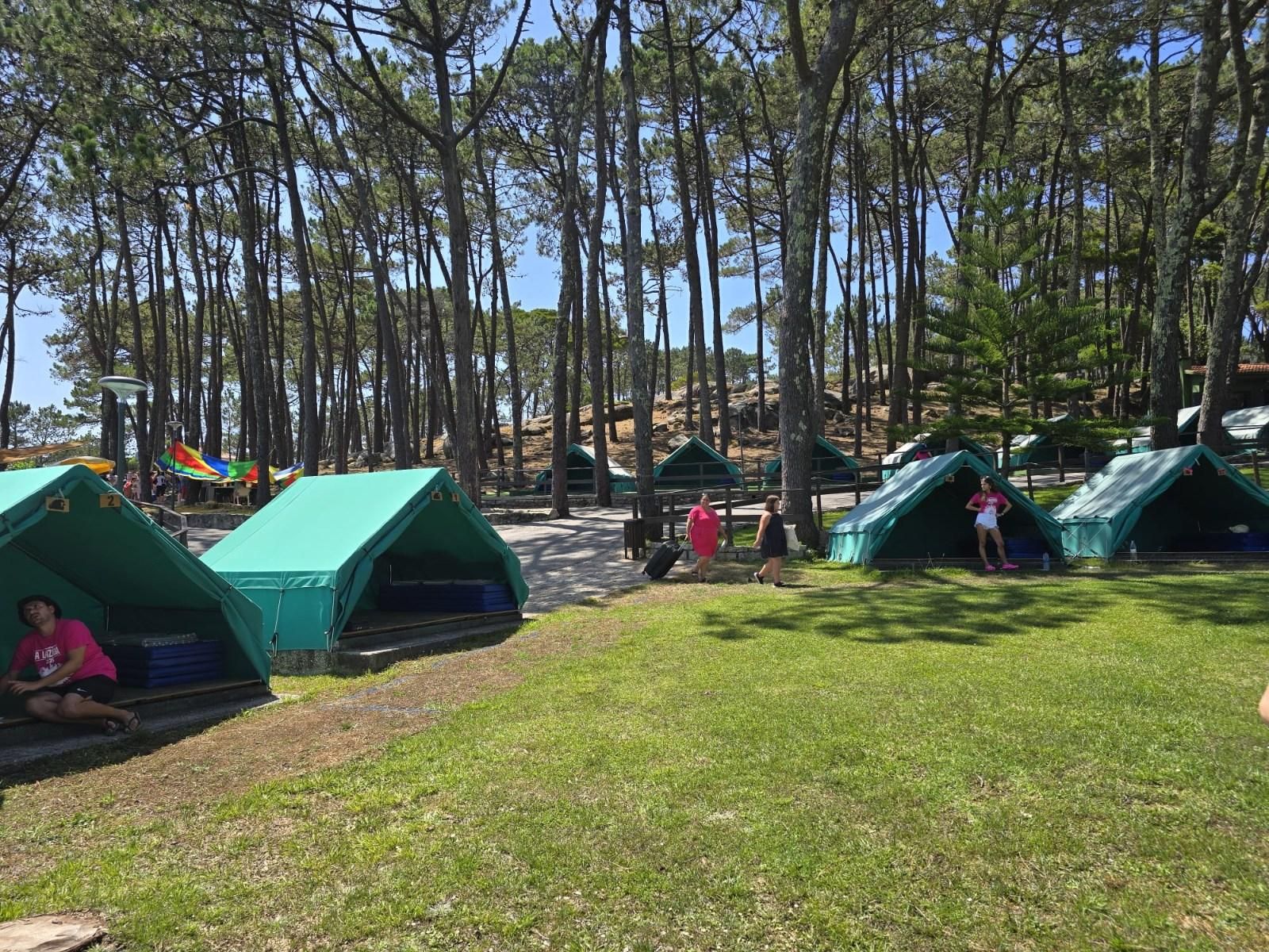 El primero de los once turnos previstos, con 140 niños, ya está en el centro vacacional de A Lanzada.