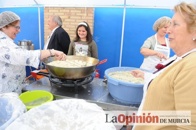 Reparto de buñuelos y chocolate en la ferretería de San Anton