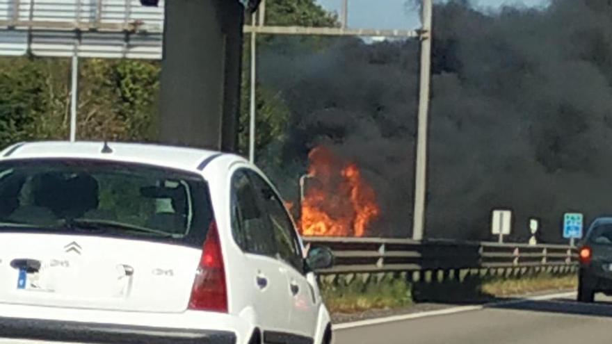 Alarma por un camión en llamas en la autovía a la salida de Gijón