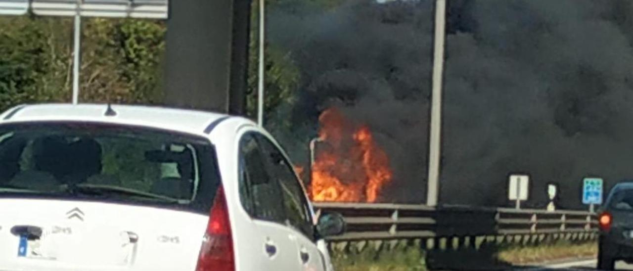 Arde un camión en la autovía junto a la salida a Gijón