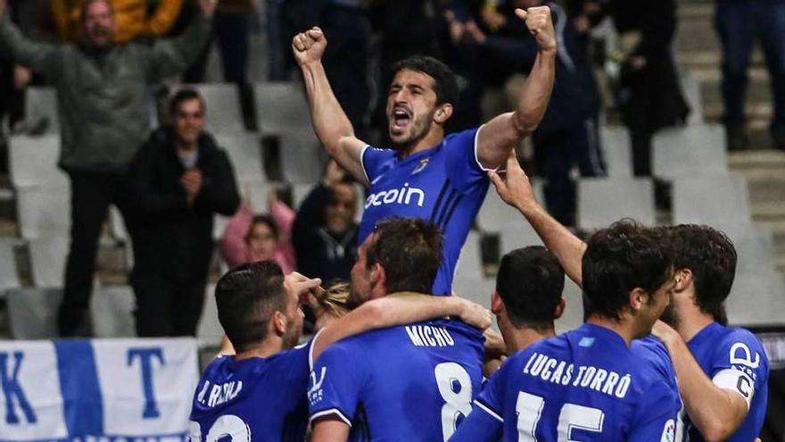 Pereira, arropado por sus compañeros, celebra su gol ante el Levante.