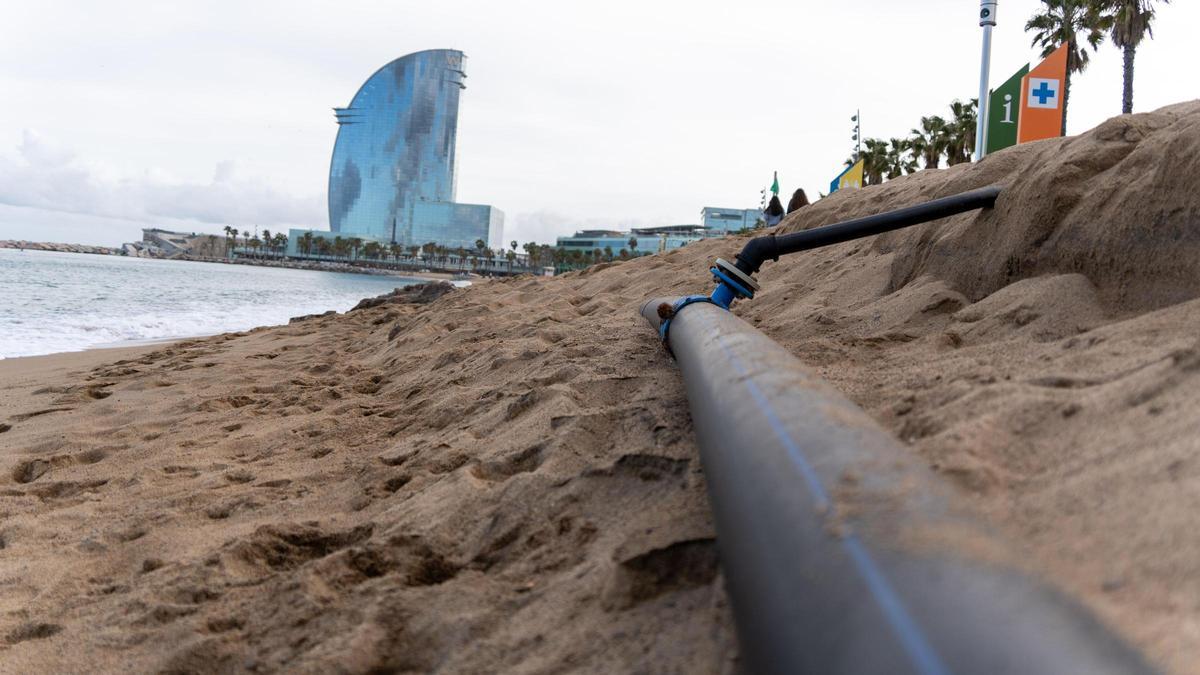 La tormenta Nelson se deja sentir en las playas de Barcelona con daños en el litoral y dejando al descubierto tuberías y espigones.