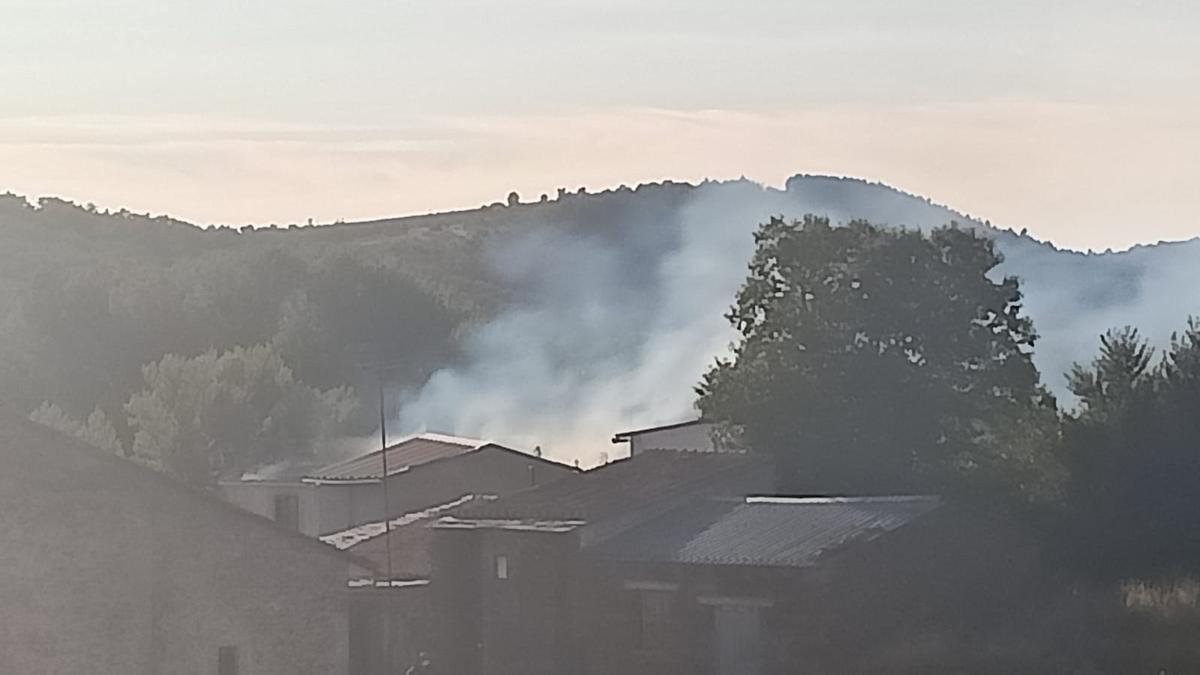 Humo en Bercianos por el incendio en la casa del cura