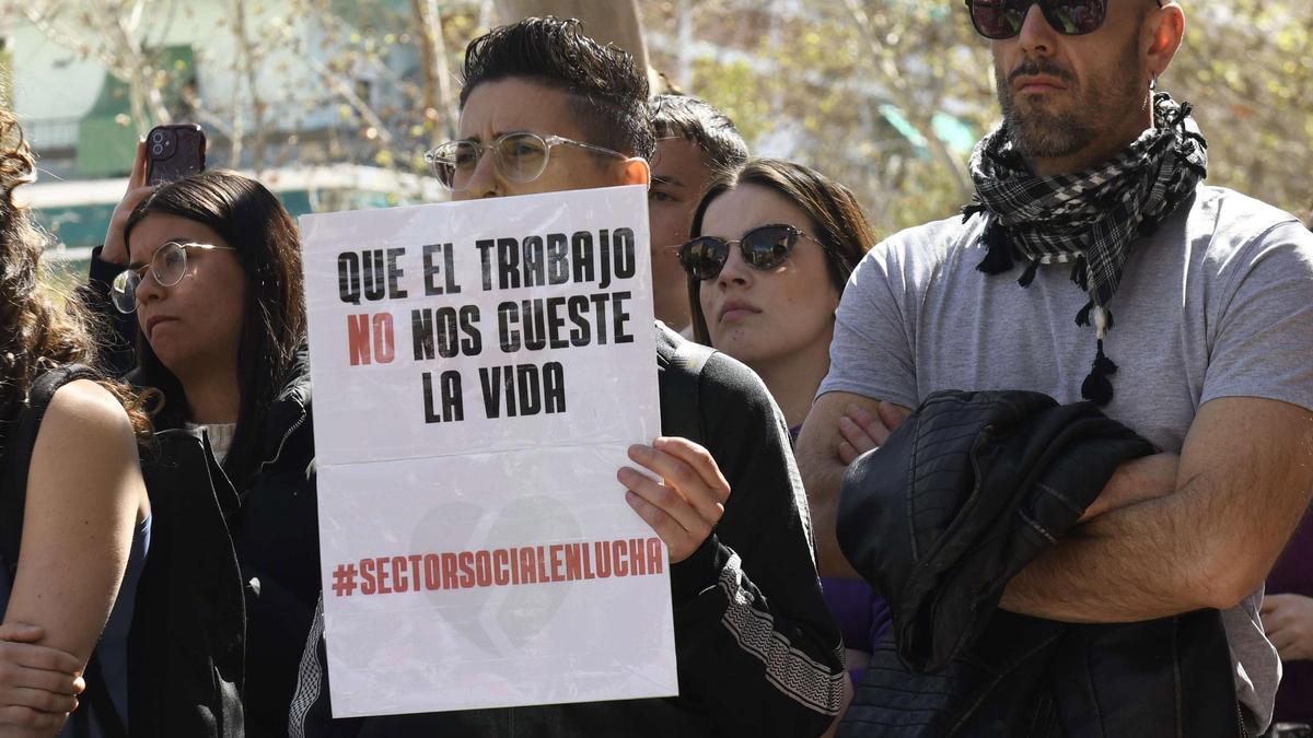 Un momento de la concentración, a las puertas de la Consejería de Política Social, que realizaron los educadores sociales este viernes día 14.