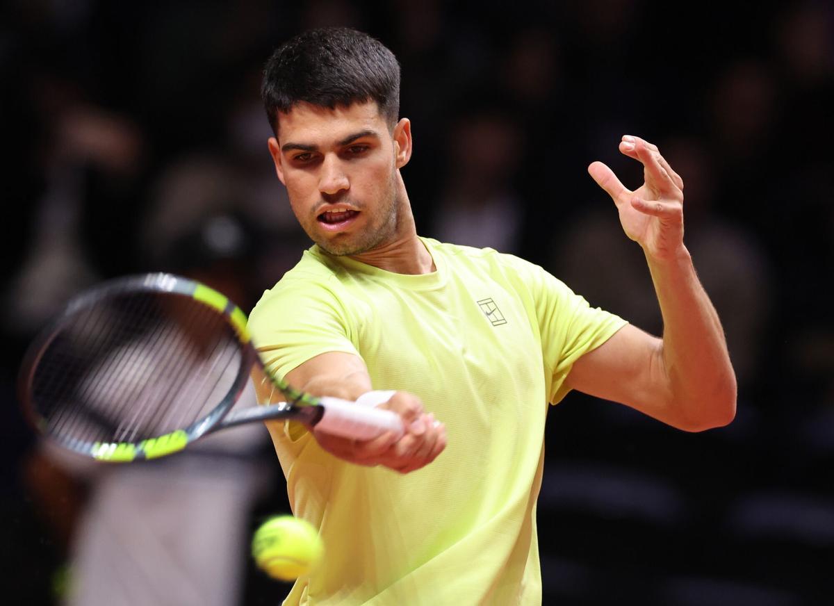 Alcaraz conecta un drive en el partido de este sábado ante Sinner en Seúl.
