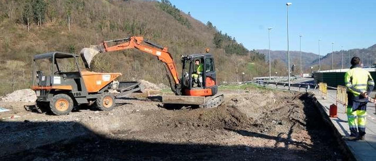 Las obras de construcción de la nueva acera.