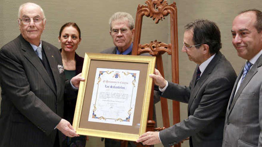 Elfidio Alonso recoge el reconocimiento de manos de Antonio Castro.