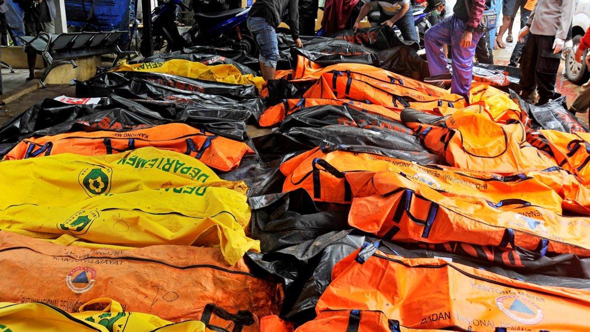 Bodies of tsunami victims are collected at a local health facility after a tsunami hit Carita in Pandeglang, Banten province, Indonesia, December 23, 2018 in this photo taken by Antara Foto.  Antara Foto/Asep Fathulrahman/ via REUTERS    ATTENTION EDITORS - THIS IMAGE WAS PROVIDED BY A THIRD PARTY. MANDATORY CREDIT. INDONESIA OUT.