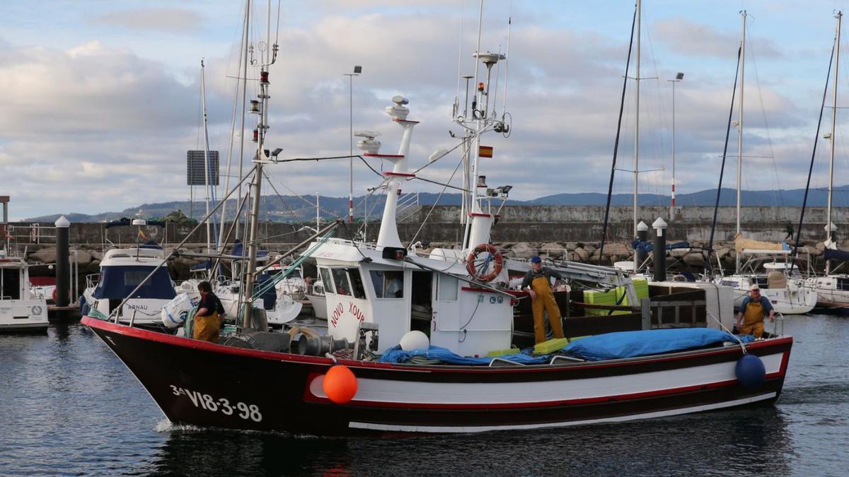 Un barco gallego saliendo a pescar sardina, a comienzos de la campaña, desde Bueu.