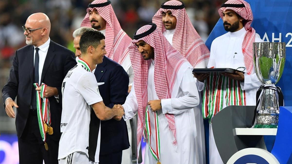 Cristiano Ronaldo recoge la medalla de campeón en Arabia Saudí.