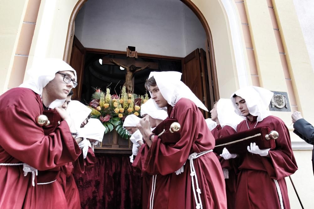 Las procesiones del Viernes Santo emocionan a miles de alicantinos