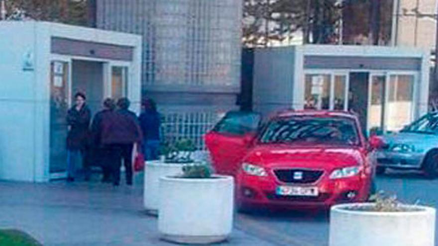 Los familiares llegando al Hospital de Avilés. // E.Campo